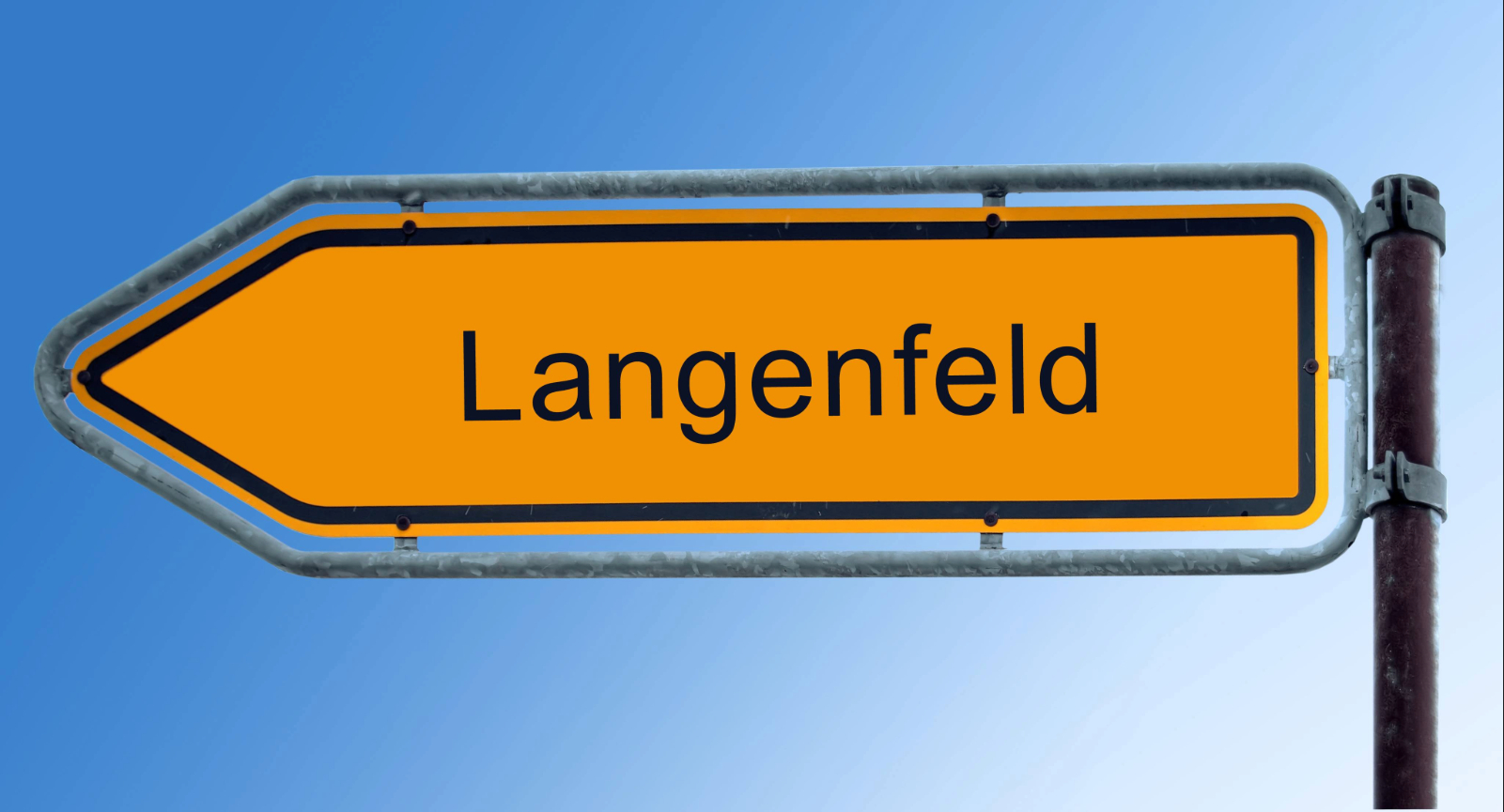 Gelbes Ortsschild mit der Aufschrift „Langenfeld“ vor blauem Himmel.